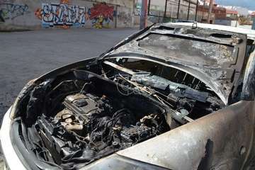 Quema de contenedores en La Herradura y vehículo quemado en el parquin de Arnao/TA.